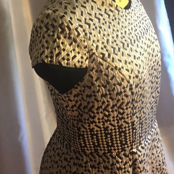 Beautiful cap sleeved dress black, cream, gold size 14 by SANDRA DARREN - Picture 5 of 16